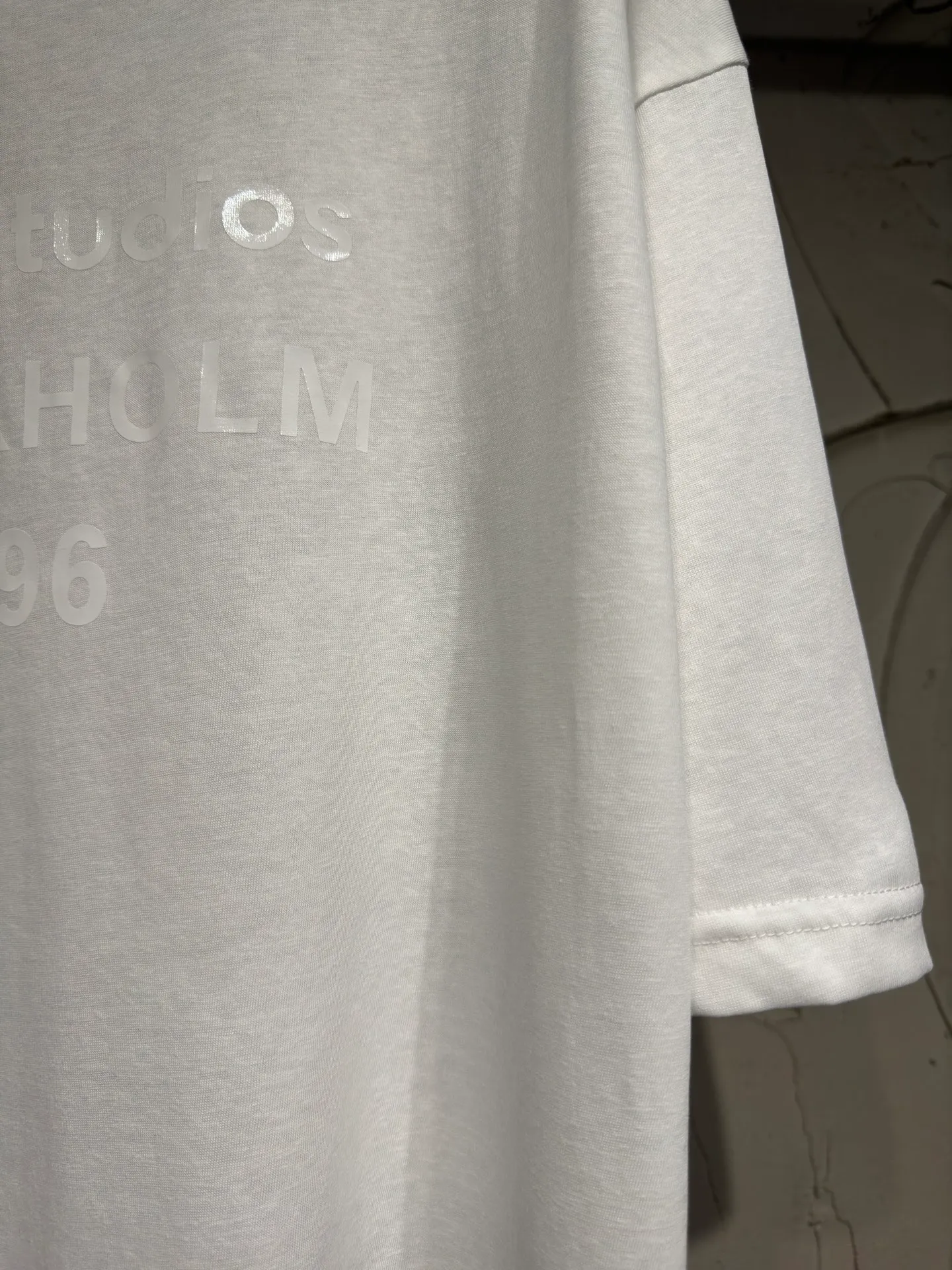 Acne Studios High Quality Classic Series minimalist dark printed logo, 26ss autumn and winter New Arrival new color, short-sleeved and long-sleeved bottoming shirt made by Acne, imported machine hot stamping process in the front and center, low-key and noble snowflake cotton fabric with slightly transparent texture, comfortable and Breathable. The short sleeves are refreshing and casual, and the long sleeves are suitable for layering. Round neck and loose version, regardless of body shape, same style for men and women. The wardrobe is always missing a basic white T Sizes: S M L XL